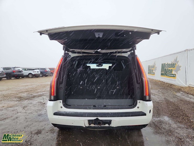 2016-cadillac-escalade-image-26