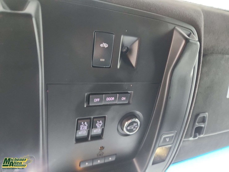 2016-cadillac-escalade-image-17