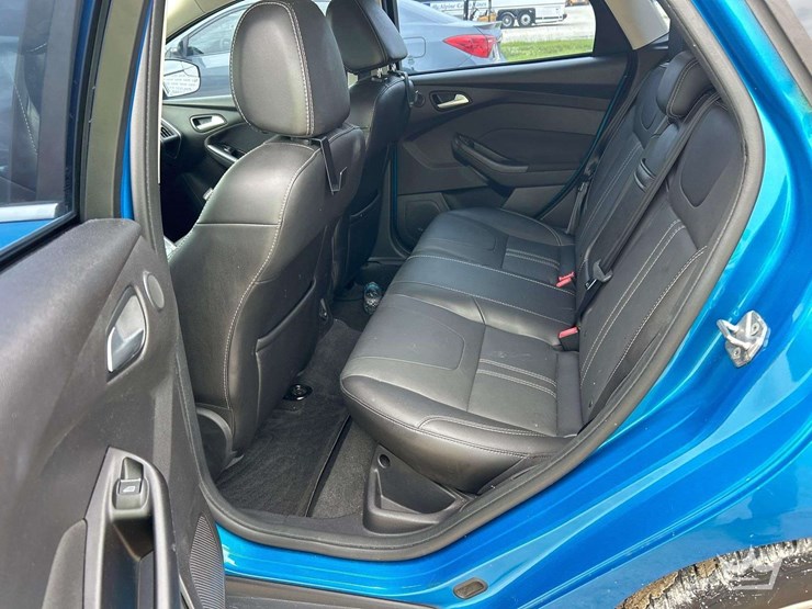 2013-ford-focus-hatchback-image-21