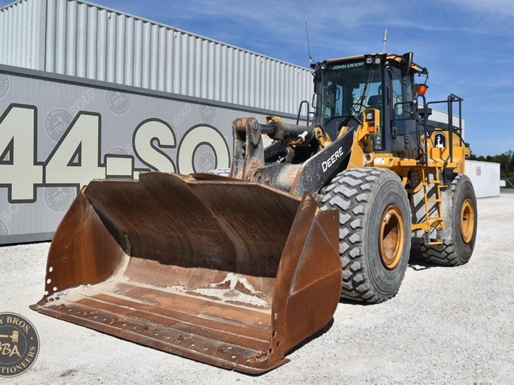 2021-deere-744l-image-1