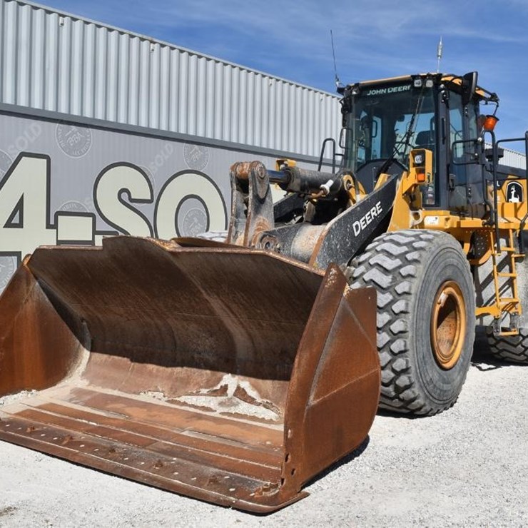 2021 DEERE 744L