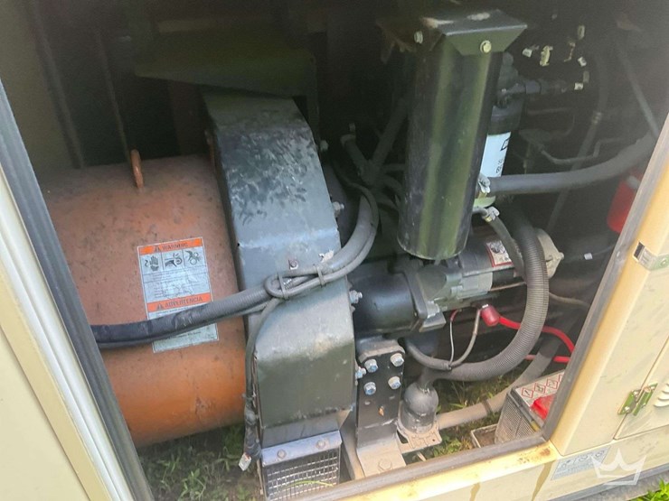 2008-generac-sd135-135kw-standby-diesel-generator-w/-base-fuel-tank-image-18