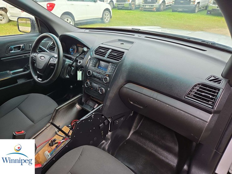 2016-ford-explorer-image-32