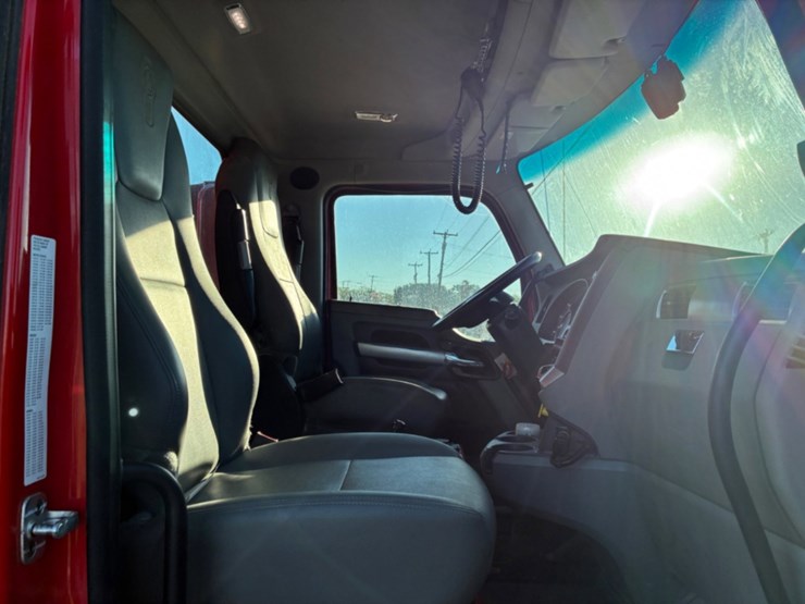 2021-kenworth-t880-image-10