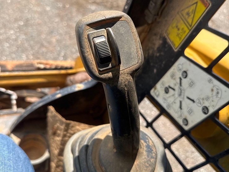 2019-caterpillar-249d-image-23
