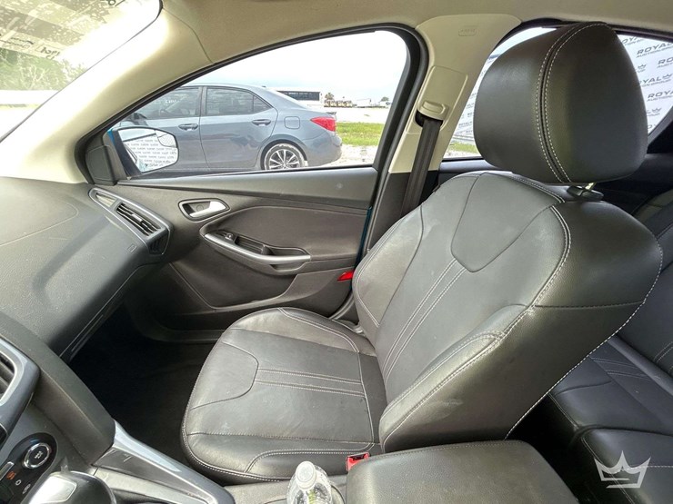 2013-ford-focus-hatchback-image-19