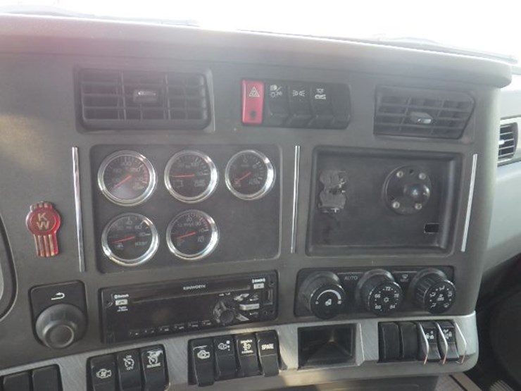 2017-kenworth-t680-image-24
