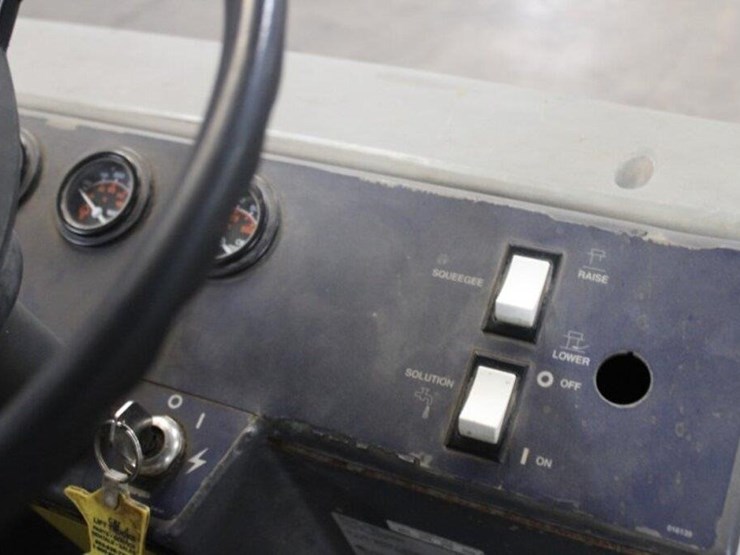 nilfisk-advance-floor-scrubber-image-13