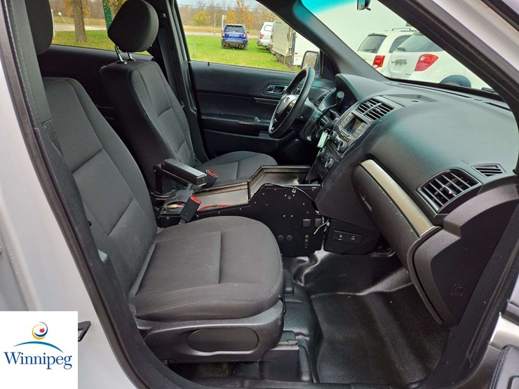 2016-ford-explorer-image-31