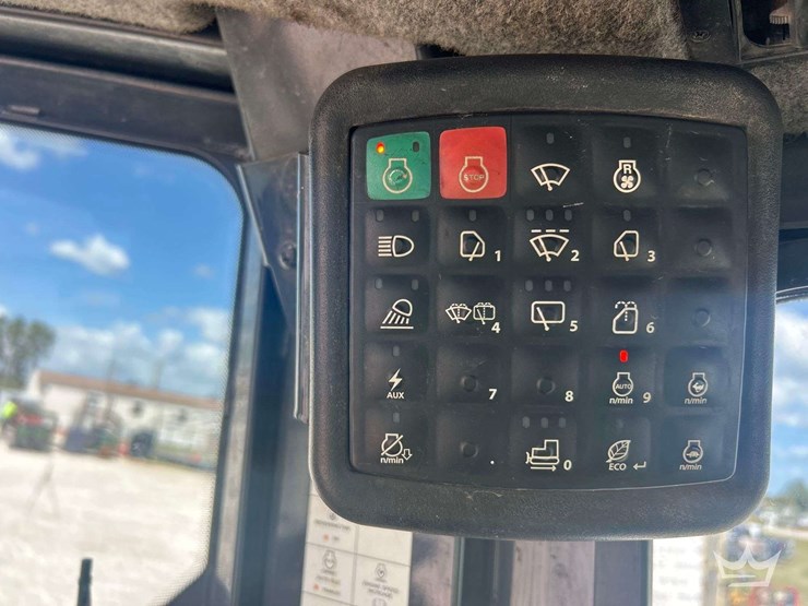 2020-deere-700k-lgp-image-33