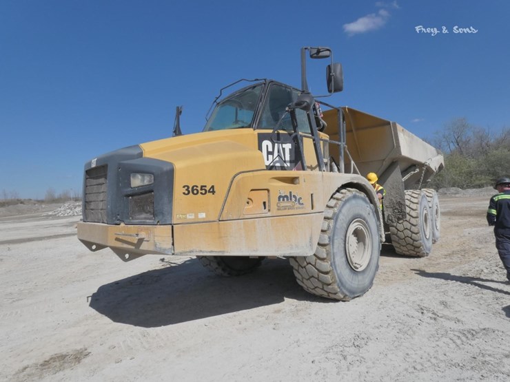 2015-caterpillar-740b-image-1