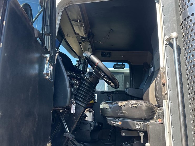 2016-kenworth-t800-image-23