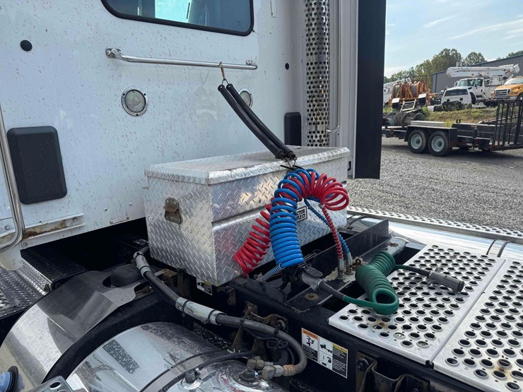 2016-kenworth-t880-image-13