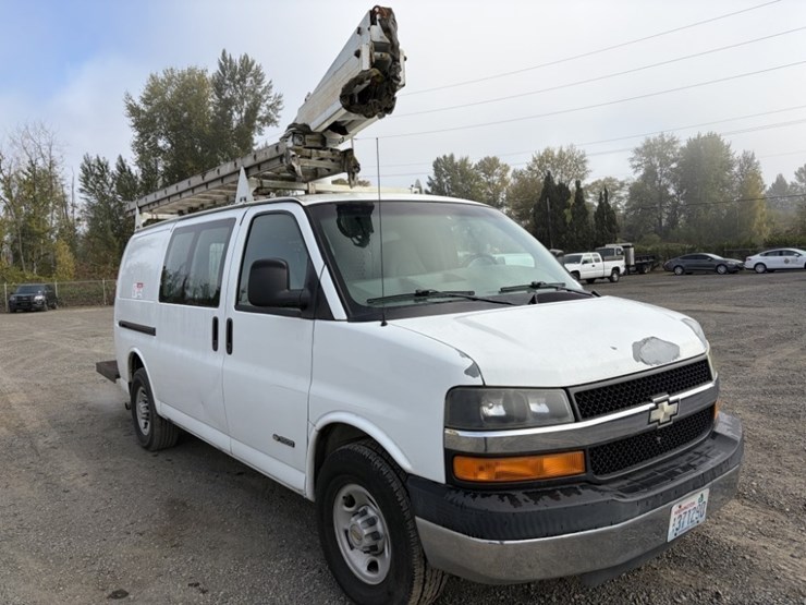 2004-chevrolet-express-bucket-van-image-2