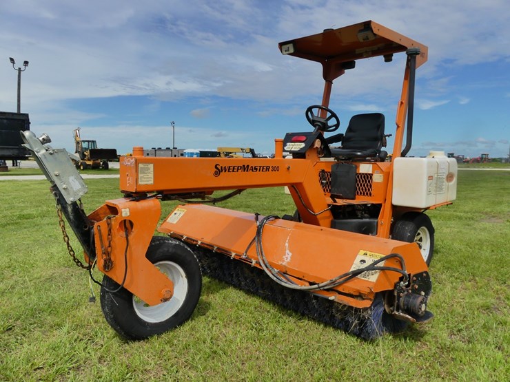 lay-mor-sweepmaster-300-image-1