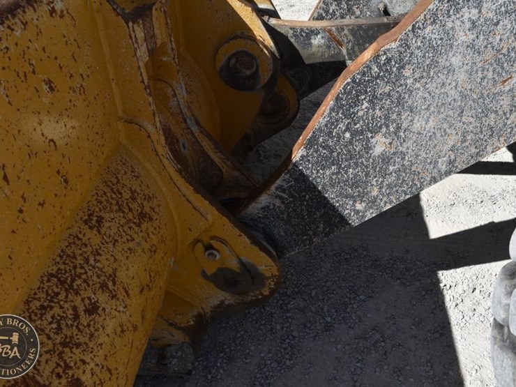 2021-deere-744l-image-34