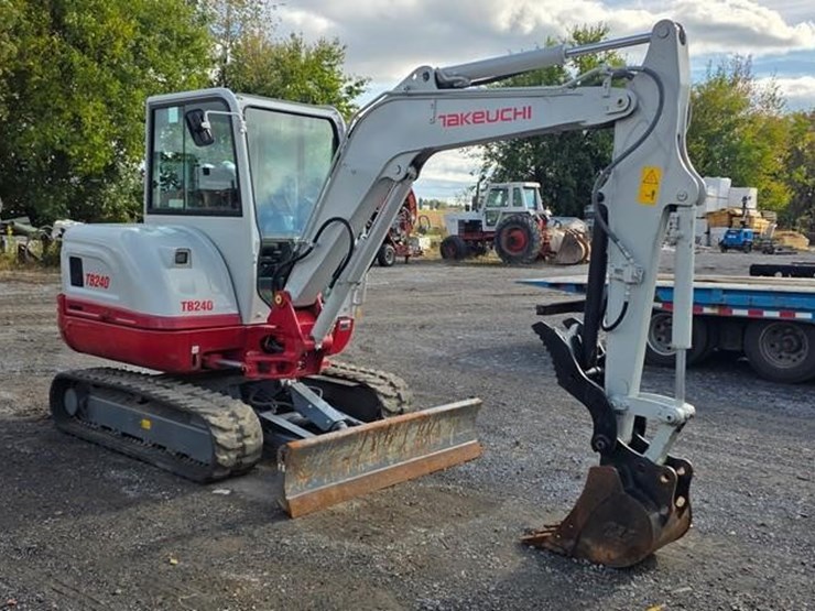 2023-takeuchi-tb240-image-2
