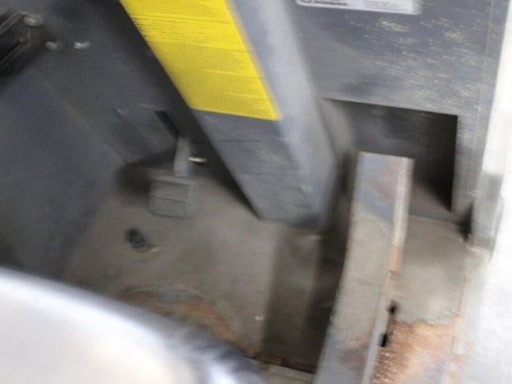 nilfisk-advance-floor-scrubber-image-12