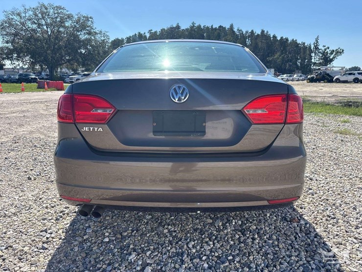 2013-volkswagen-jetta-sedan-image-24