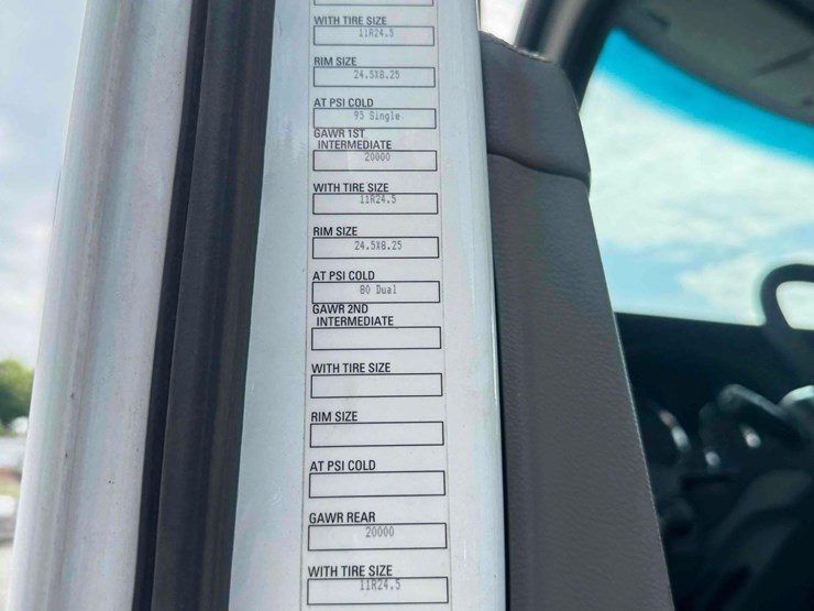 2016-kenworth-t880-image-10