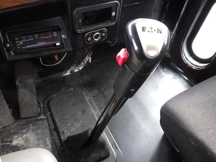 1990-peterbilt-379-image-32
