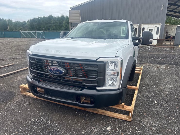 2024-ford-f550-xl-image-2