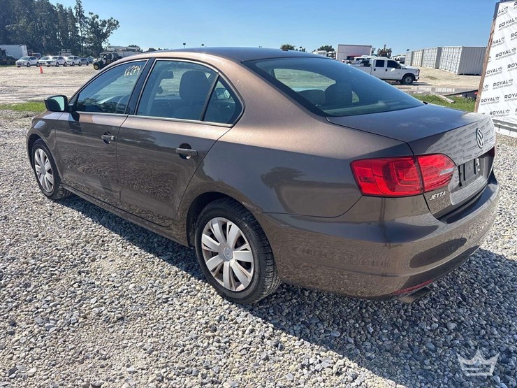 2013-volkswagen-jetta-sedan-image-3