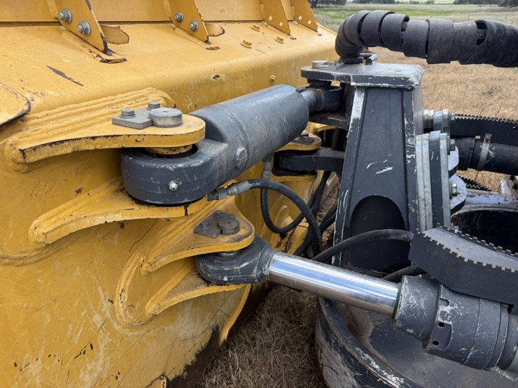 2023-deere-750l-xlt-image-10