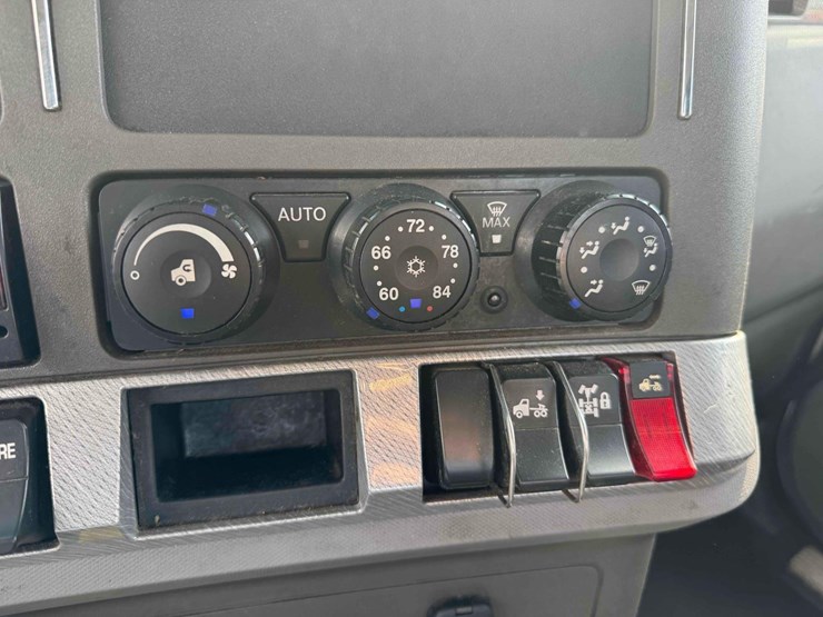 2016-kenworth-t880-image-27