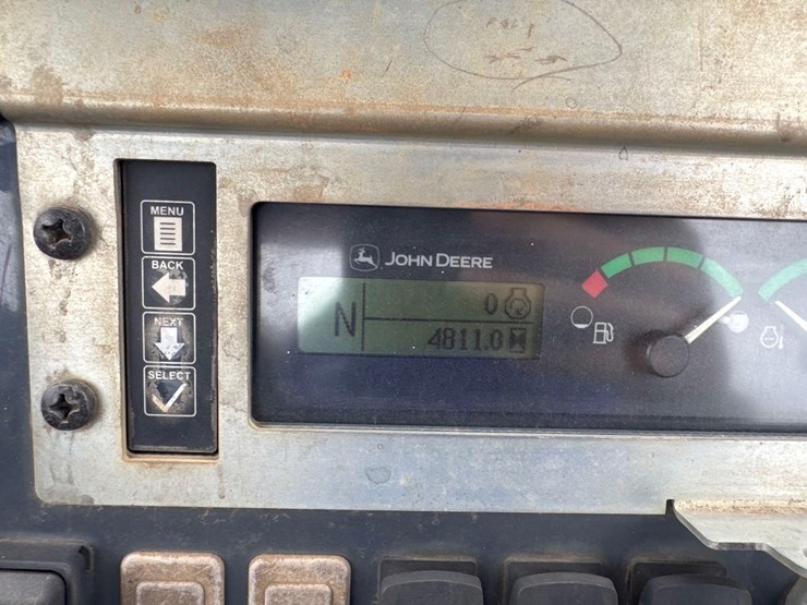 2016-deere-310l-image-24
