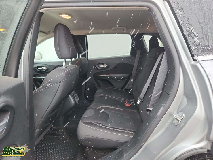 2015-jeep-cherokee-image-16