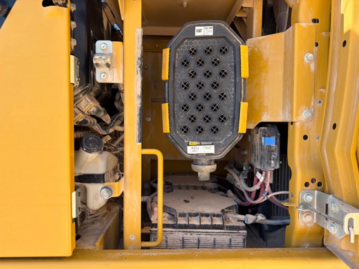 2019-caterpillar-330-image-12