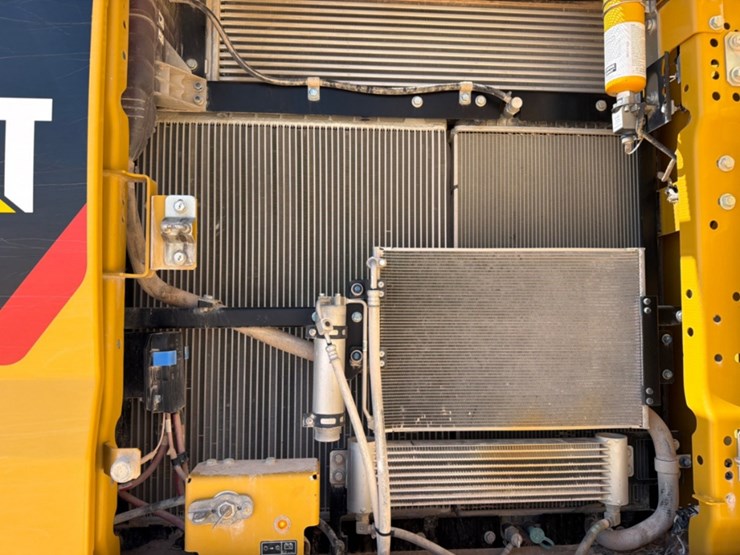2019-caterpillar-330-image-11