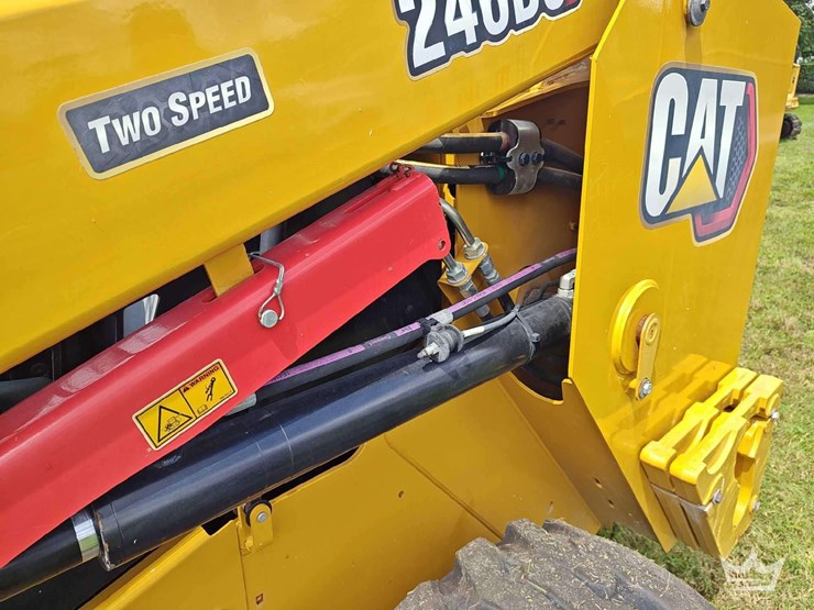 2023-caterpillar-246d3-image-15