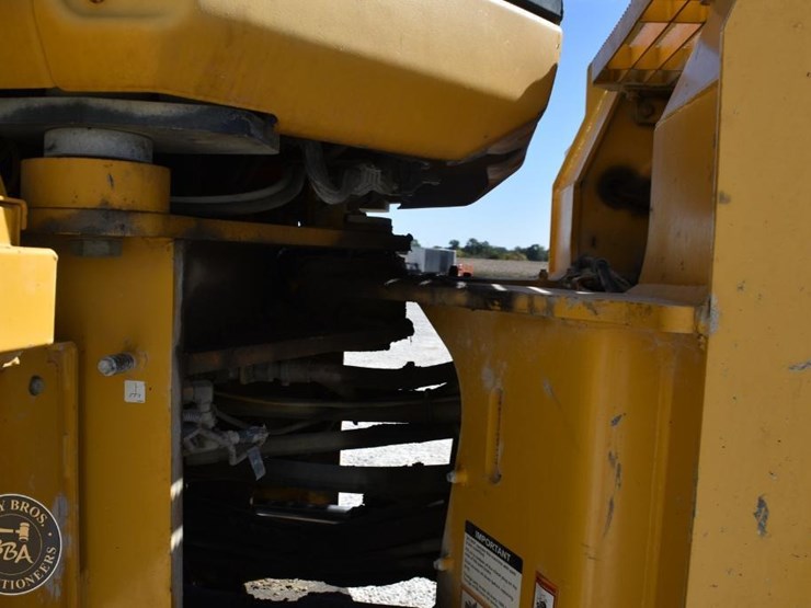 2021-deere-744l-image-42