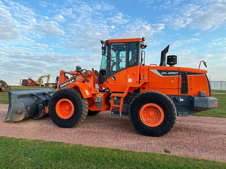 2017-doosan-dl250-5-image-5