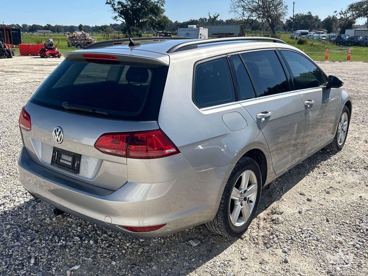 2015-volkswagen-golf-sportwagen-hatchback-image-3