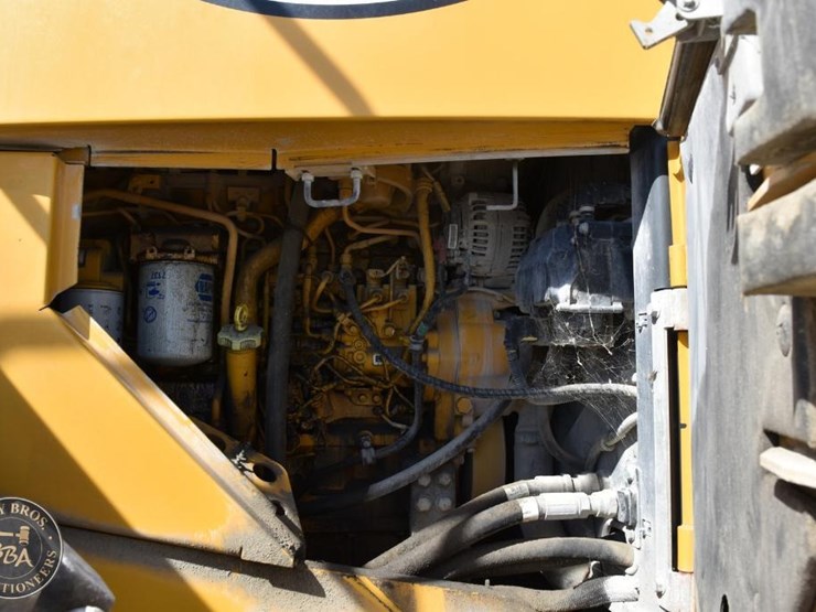2021-deere-744l-image-51