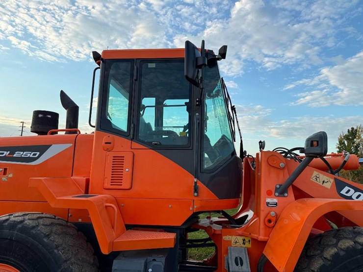 2017-doosan-dl250-5-image-11