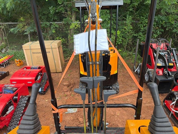 2026-future-15-mini-excavator-image-3