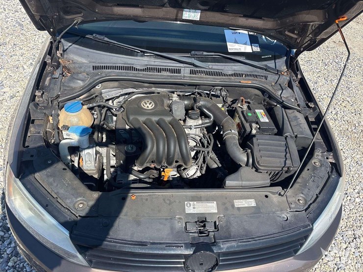 2013-volkswagen-jetta-sedan-image-6