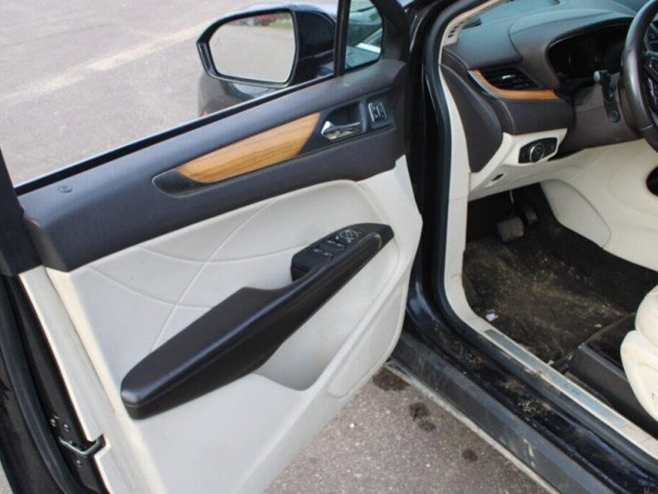 2010-lincoln-mkt-image-8
