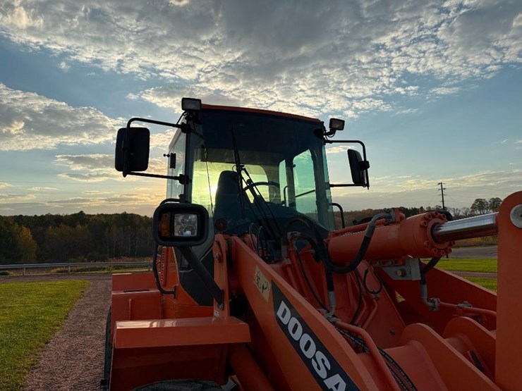 2017-doosan-dl250-5-image-20