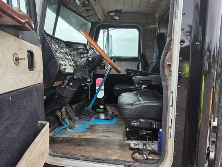 1994-peterbilt-379-image-34