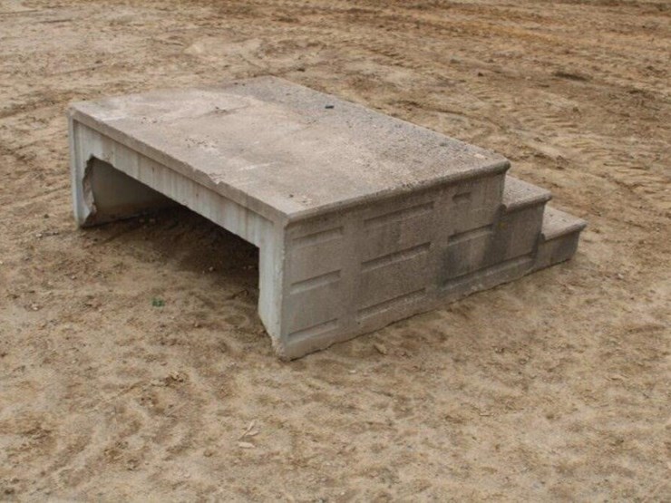 concrete-steps-approx.-65"x60"x22"-image-4