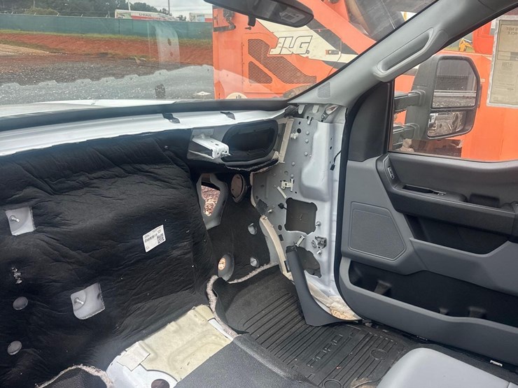 2024-ford-f550-xl-image-11
