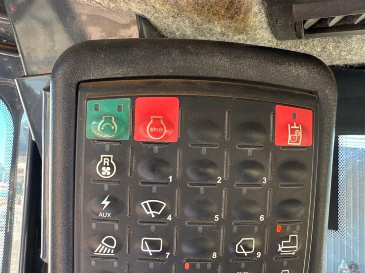 2013-deere-850k-wlt-image-32