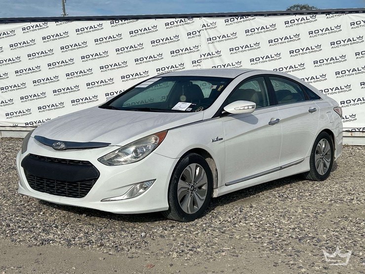 2013-hyundai-sonata-hybrid-sedan-image-1