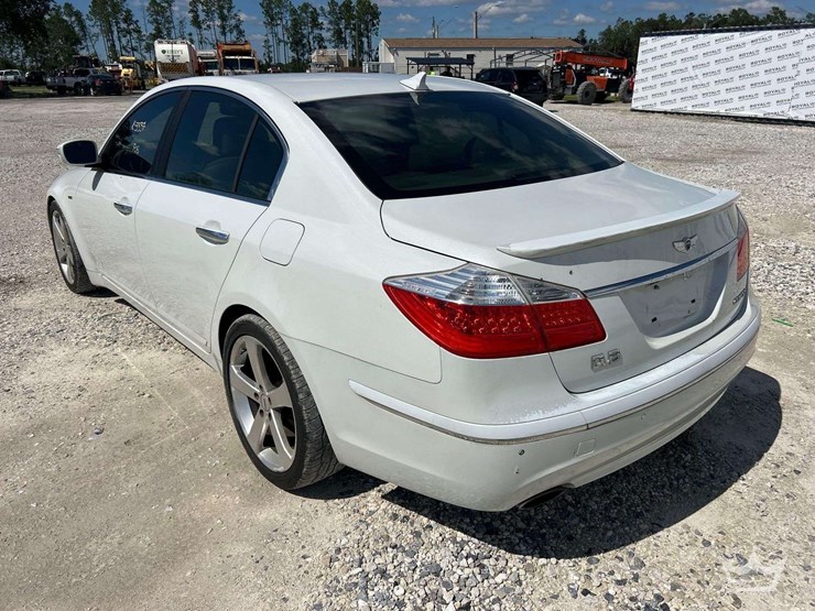 2009-hyundai-genesis-sedan-image-4