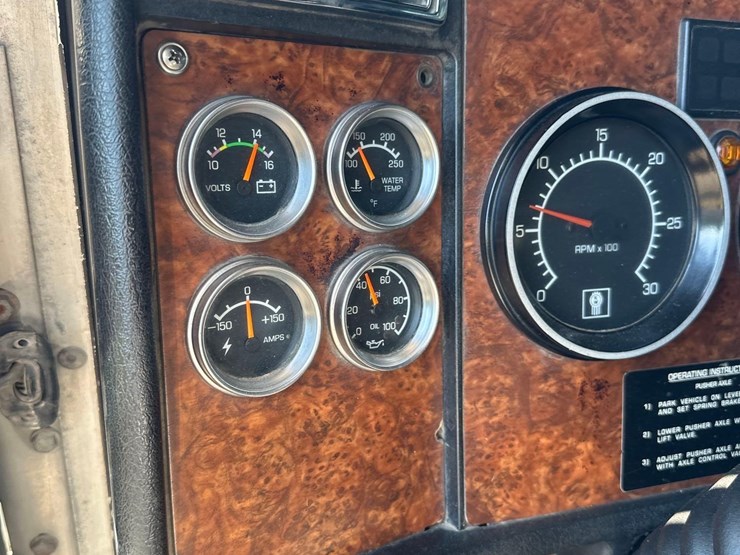 2016-kenworth-t800-image-36